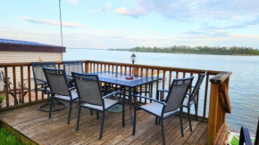 Skylight Waterfront home w/ amazing view/dock/boat